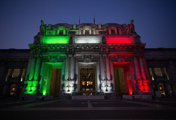 Milano Centrale si veste di luce Tricolore